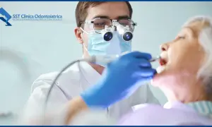 Dentista con lente d'ingrandimento esamina la bocca di un'anziana, garantendo un'accurata igiene orale anziani.