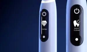 Tre spazzolini elettrici Oral-B con display: uno per sbiancare, uno per pulizia quotidiana e uno per la cura delle gengive.