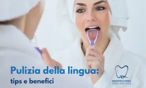 Donna in accappatoio usa un puliscilingua viola, scoprendo i benefici della pulizia della lingua per un alito fresco e una migliore igiene orale.