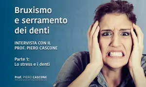 Donna con espressione di forte stress, stringere i denti psicologia: il bruxismo è un disturbo legato alla tensione.