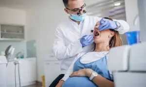 Dentista visita una donna incinta per il mal di denti in gravidanza.