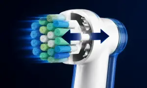 Testina di spazzolino elettrico con setole blu, verdi e bianche in movimento. La durata di uno spazzolino elettrico dipende dalla testina.