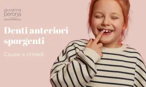 Bambina con denti anteriori sporgenti, che indica il problema. Scopri cause e rimedi fai da te per i denti sporgenti.