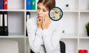 Donna con dolore alla mandibola, immagine anatomica dell'articolazione temporo-mandibolare. Un gnatologo cosa fa? Aiuta a risolvere questi problemi.
