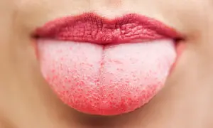 Lingua rosa con labbra rosse, mostrando le papille gustative pronte a sentire ogni sapore.