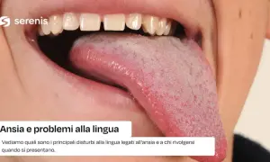Lingua gonfia e irritata, un segnale di lingua gonfia stress. Denti scoperti, bocca aperta.