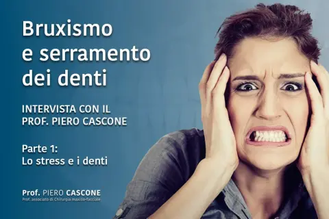 Donna con espressione di forte stress, stringere i denti psicologia: il bruxismo è un disturbo legato alla tensione.