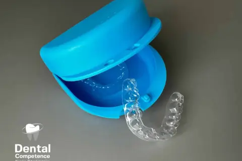 Apparecchio trasparente per correggere la malocclusione 1 classe. Custodia blu aperta con un bite all'interno.