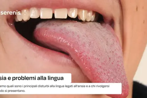 Lingua gonfia e irritata, un segnale di lingua gonfia stress. Denti scoperti, bocca aperta.