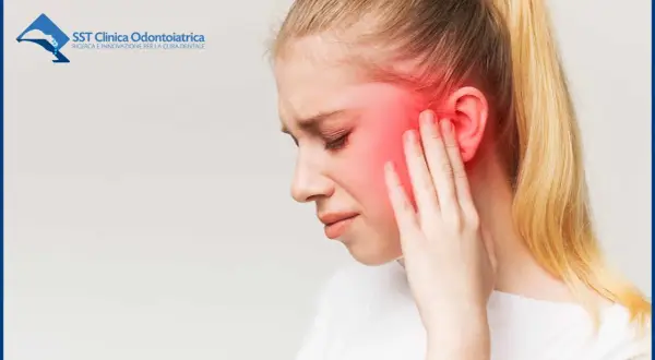 Ragazza con dolore mandibola stress, si tocca il viso arrossato.
