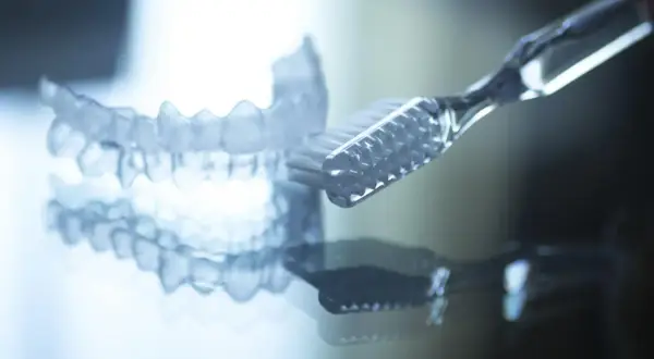 Pulire Invisalign è semplice: usa uno spazzolino morbido e acqua tiepida. Mantieni i tuoi allineatori trasparenti sempre impeccabili.