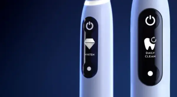 Tre spazzolini elettrici Oral-B con display: uno per sbiancare, uno per pulizia quotidiana e uno per la cura delle gengive.