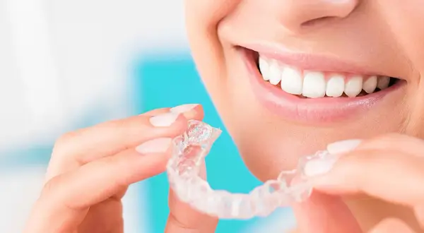 Sorriso smagliante con Invisalign, da indossare 20 ore al giorno per un risultato perfetto.