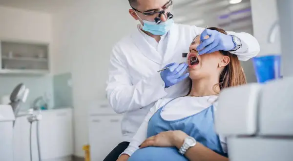 Dentista visita una donna incinta per il mal di denti in gravidanza.