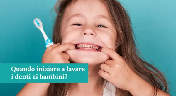 Bambina mostra denti cariati, con spazzolino. La psicologia del non lavarsi i denti può portare a problemi di salute orale fin da piccoli.