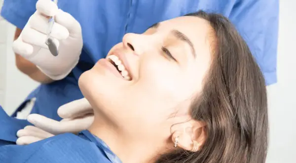 Sorriso smagliante dopo la pulizia dei denti, pronta per mangiare.