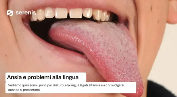 Lingua gonfia e irritata, un segnale di lingua gonfia stress. Denti scoperti, bocca aperta.
