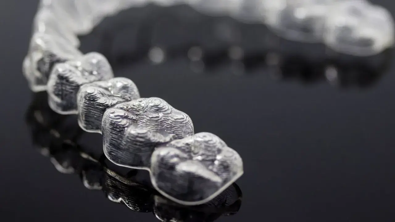 Mascherine trasparenti per allineamento dentale, un esempio di come si presentano i denti con Invisalign. Ogni quanto si cambiano le mascherine?