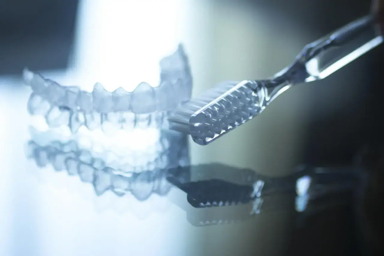 Pulire Invisalign è semplice: usa uno spazzolino morbido e acqua tiepida. Mantieni i tuoi allineatori trasparenti sempre impeccabili.