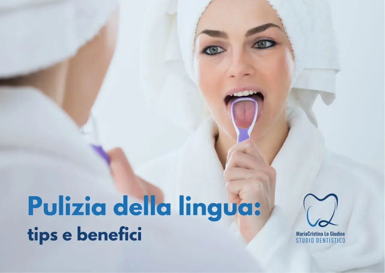 Donna in accappatoio usa un puliscilingua viola, scoprendo i benefici della pulizia della lingua per un alito fresco e una migliore igiene orale.