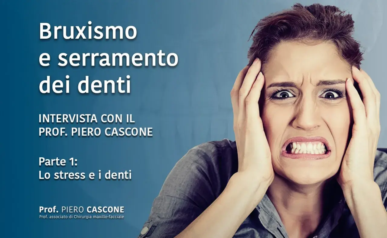 Donna con espressione di forte stress, stringere i denti psicologia: il bruxismo è un disturbo legato alla tensione.