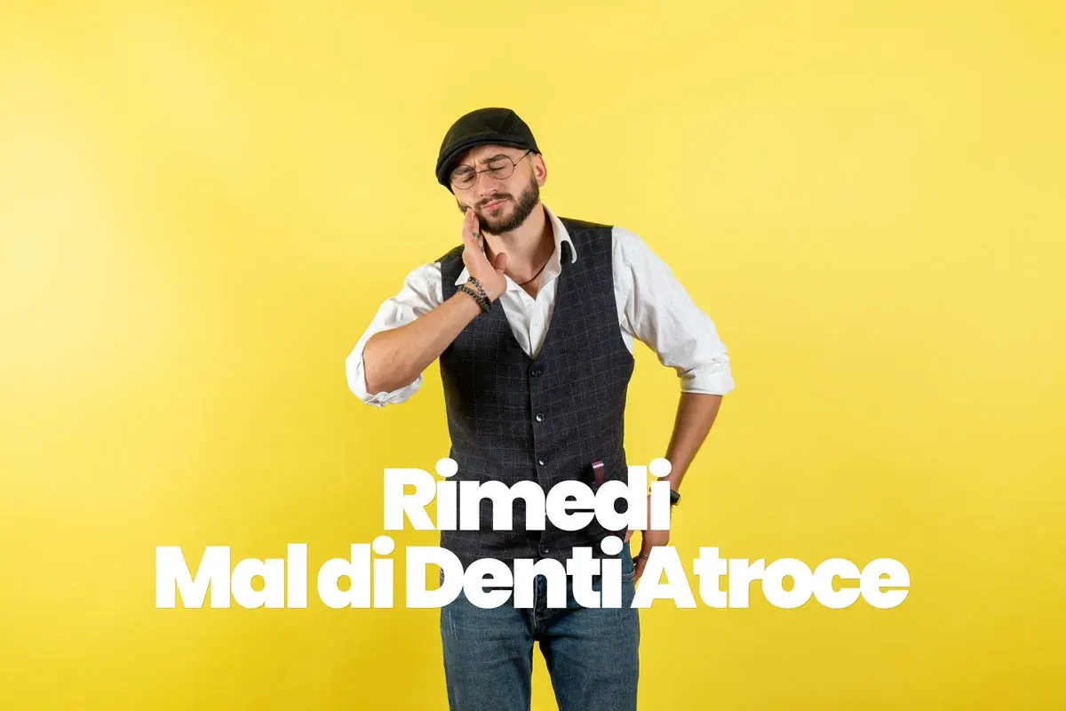 Uomo con cappello e occhiali che si tiene la guancia, soffre di un atroce mal di denti. Potrebbe essere utile il cortisone per mal di denti.
