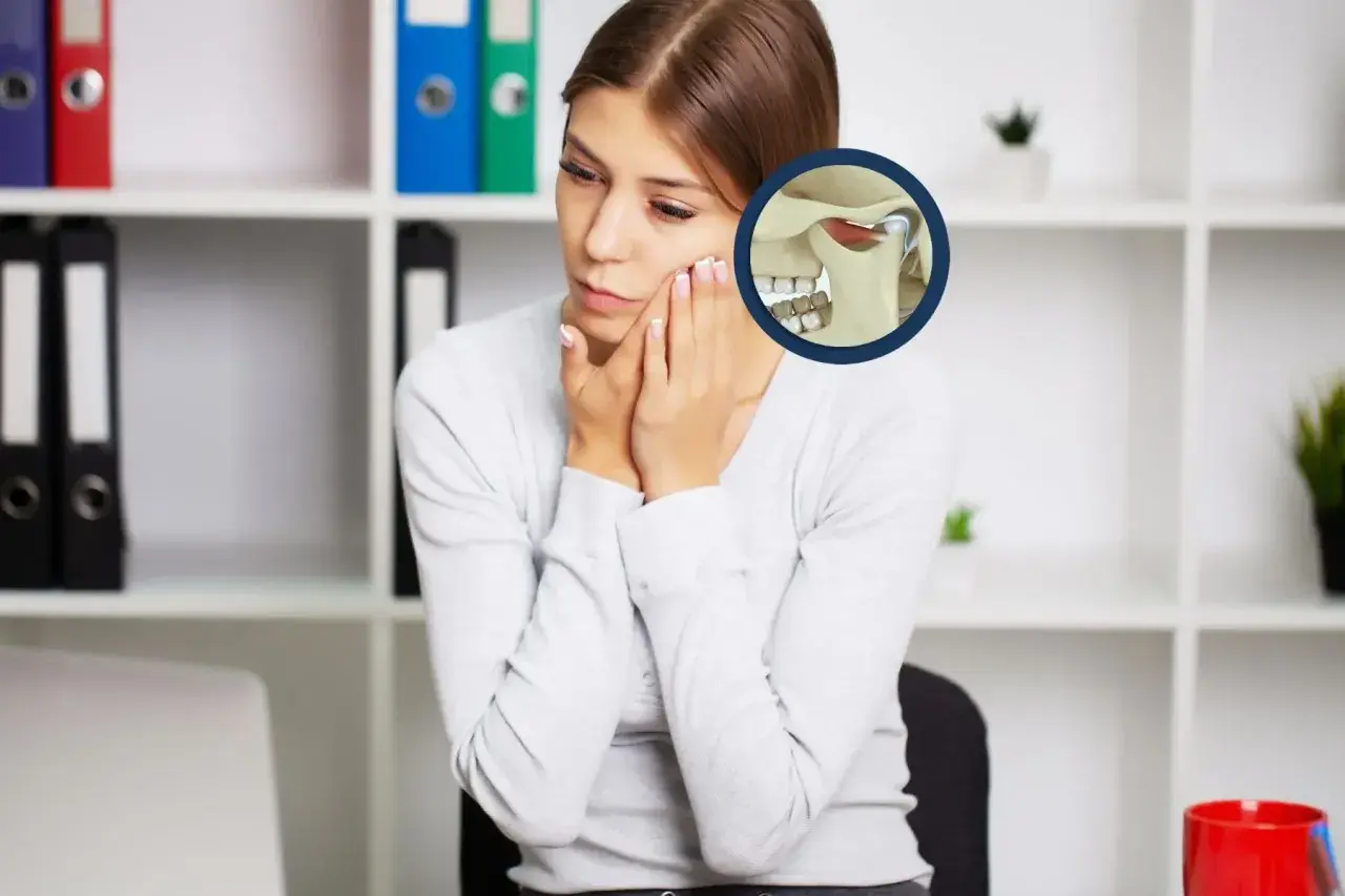 Donna con dolore alla mandibola, immagine anatomica dell'articolazione temporo-mandibolare. Un gnatologo cosa fa? Aiuta a risolvere questi problemi.