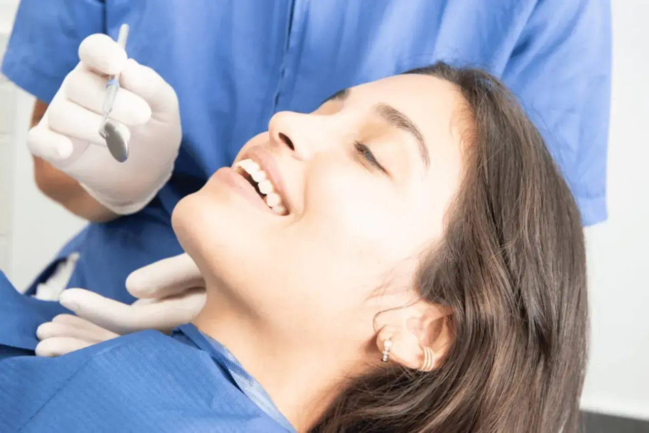 Sorriso smagliante dopo la pulizia dei denti, pronta per mangiare.