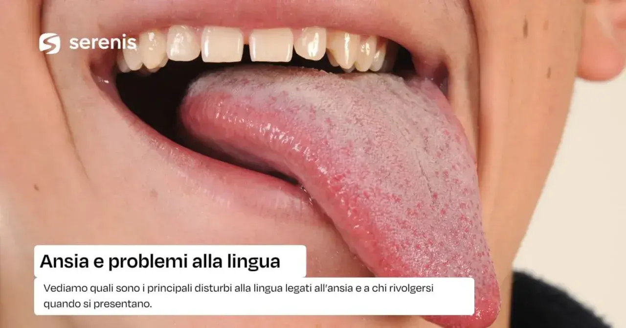 Lingua gonfia e irritata, un segnale di lingua gonfia stress. Denti scoperti, bocca aperta.