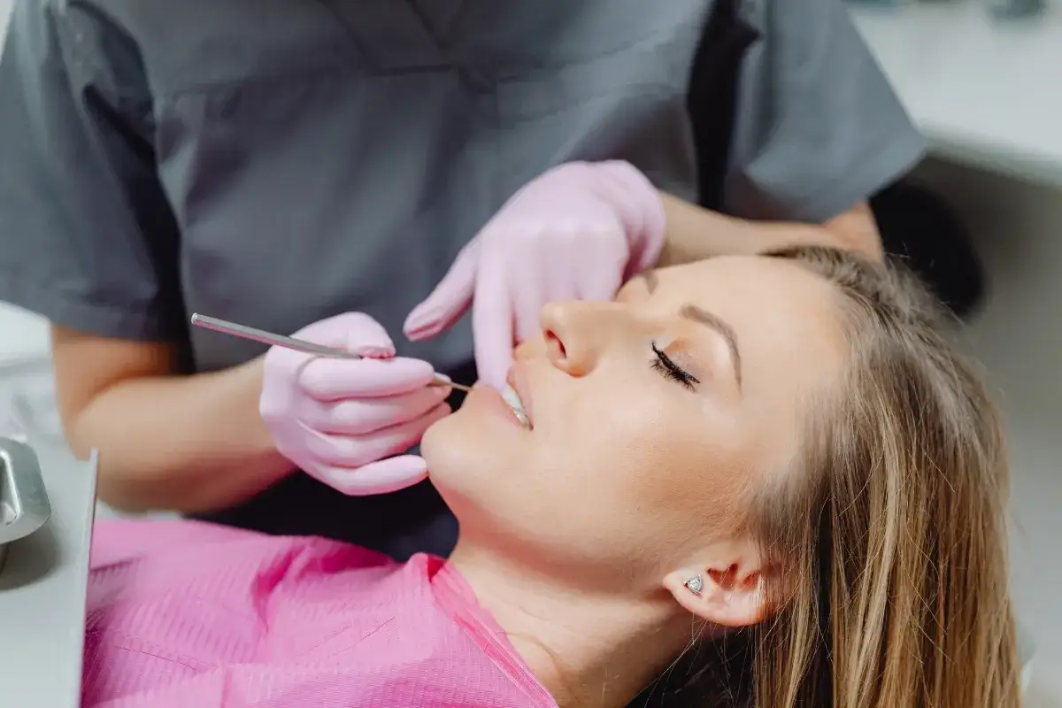 Dentista esamina un dente, forse per un trattamento con cortisone per mal di denti.