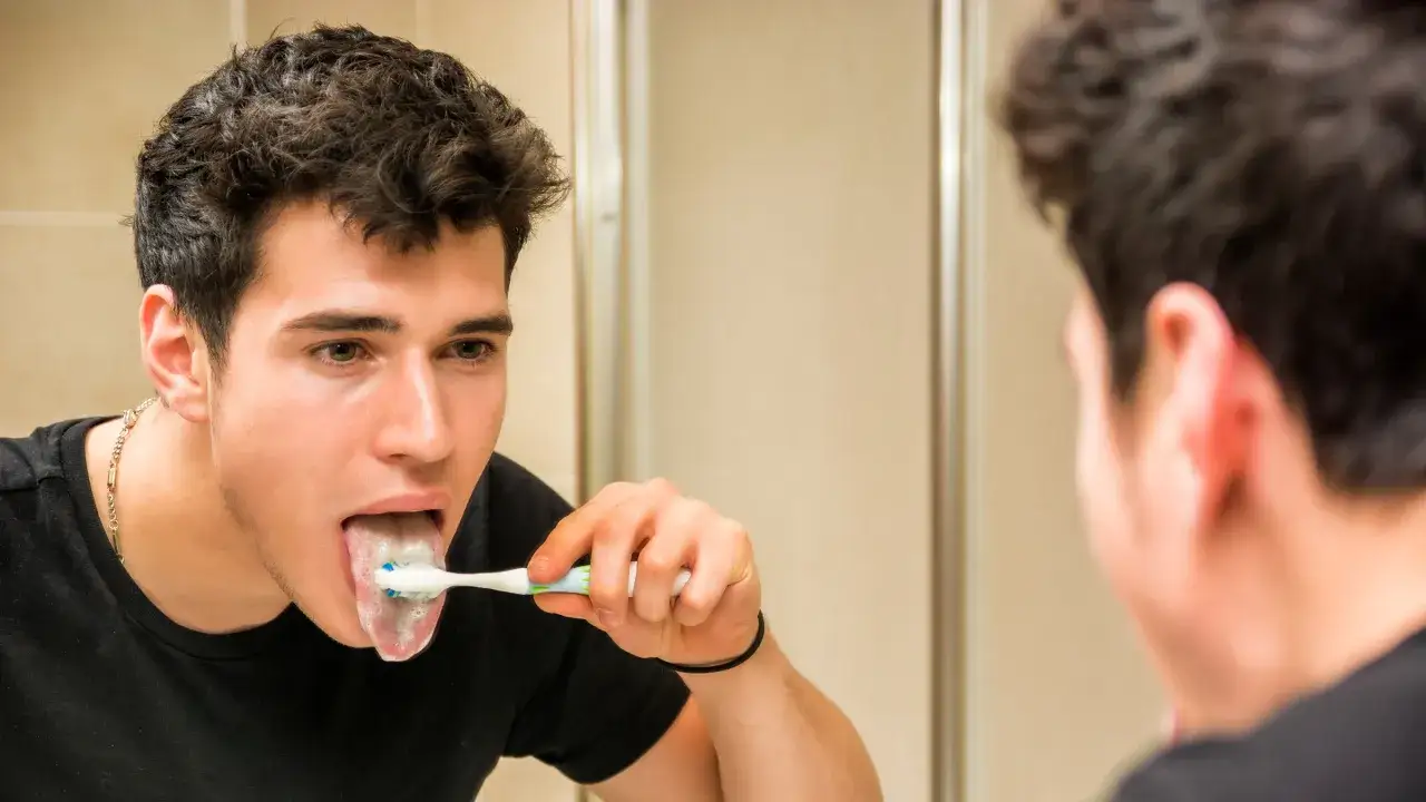 Ragazzo si lava la lingua con lo spazzolino, forse perchè ho la lingua bianca.
