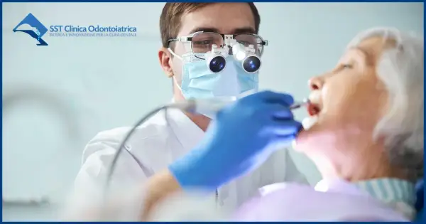 Dentista con lente d'ingrandimento esamina la bocca di un'anziana, garantendo un'accurata igiene orale anziani.
