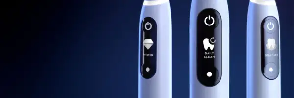 Tre spazzolini elettrici Oral-B con display: uno per sbiancare, uno per pulizia quotidiana e uno per la cura delle gengive.