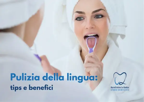 Donna in accappatoio usa un puliscilingua viola, scoprendo i benefici della pulizia della lingua per un alito fresco e una migliore igiene orale.