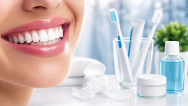 Sorriso smagliante con denti puliti, spazzolini, dentifricio, filo interdentale, collutorio e apparecchi trasparenti.